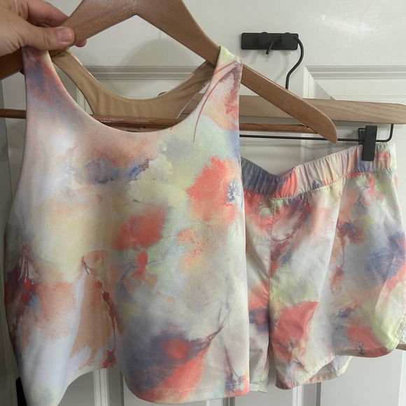 EUC athleisure set size XXL Old Navy watercolor floral. Crop tank and shorts set - Picture 1 of 11